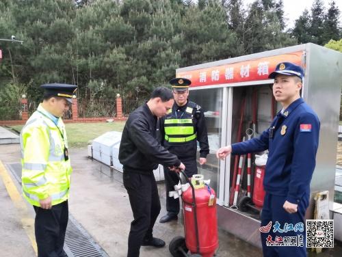 省交通運(yùn)輸執(zhí)法局六支隊(duì)聯(lián)合崇仁縣消防救援大隊(duì)開展服務(wù)區(qū)消防安全專項(xiàng)檢查 圖